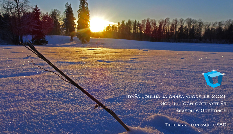 Joulukortti. Talvinen auringonlasku. Lumi kimmeltää.