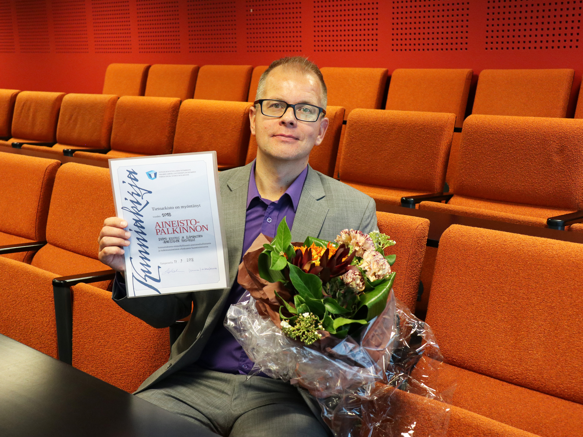 Pekka Räsänen accepts FSD's Data Management Award