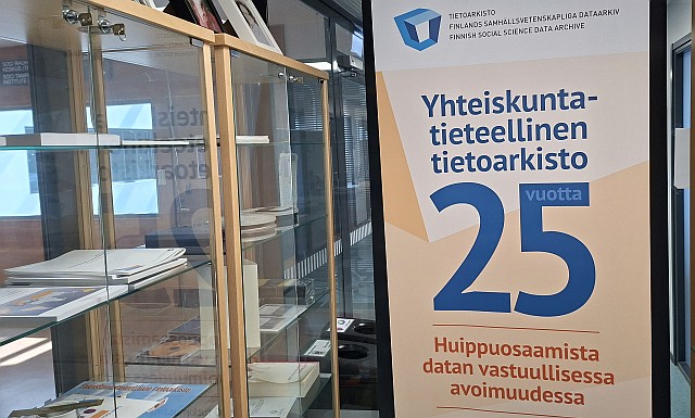 Rollup, jossa lukee Yhteiskuntatieteellinen tietoarkisto: 25 vuotta huippuosaamista datan vastuullisessa avoimuudessa