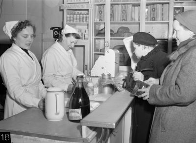 An example from the photo collection of the People's Archives: The grocery store Elannon myymälä, Hermanni, Orioninkatu 9 (1954).