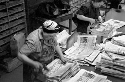 An example from the photo collection of the People's Archives: Helsinki at night - a photo report; workers gluing address labels on the newspaper Työkansan Sanomat (1954).